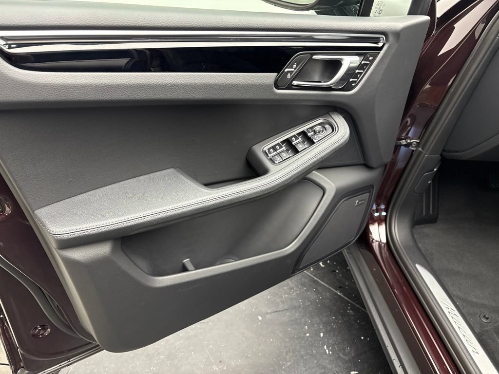 New 2026 Porsche Macan AWD/4WD image 4