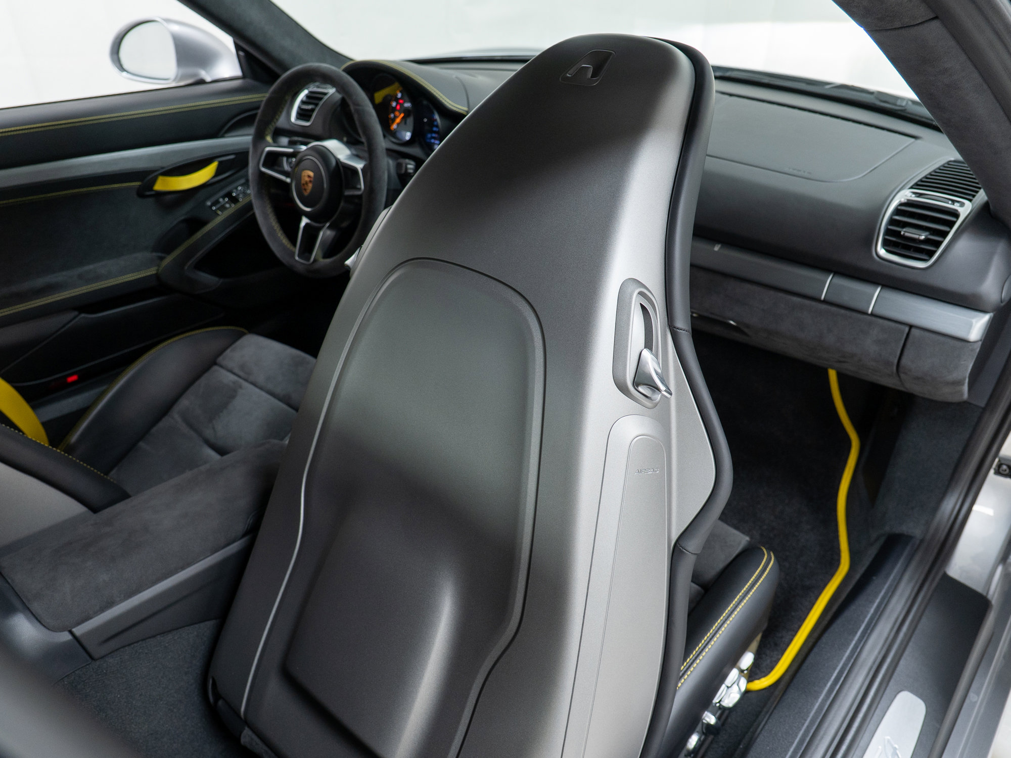 Certified 2016 Porsche Cayman GT4 RWD image 33