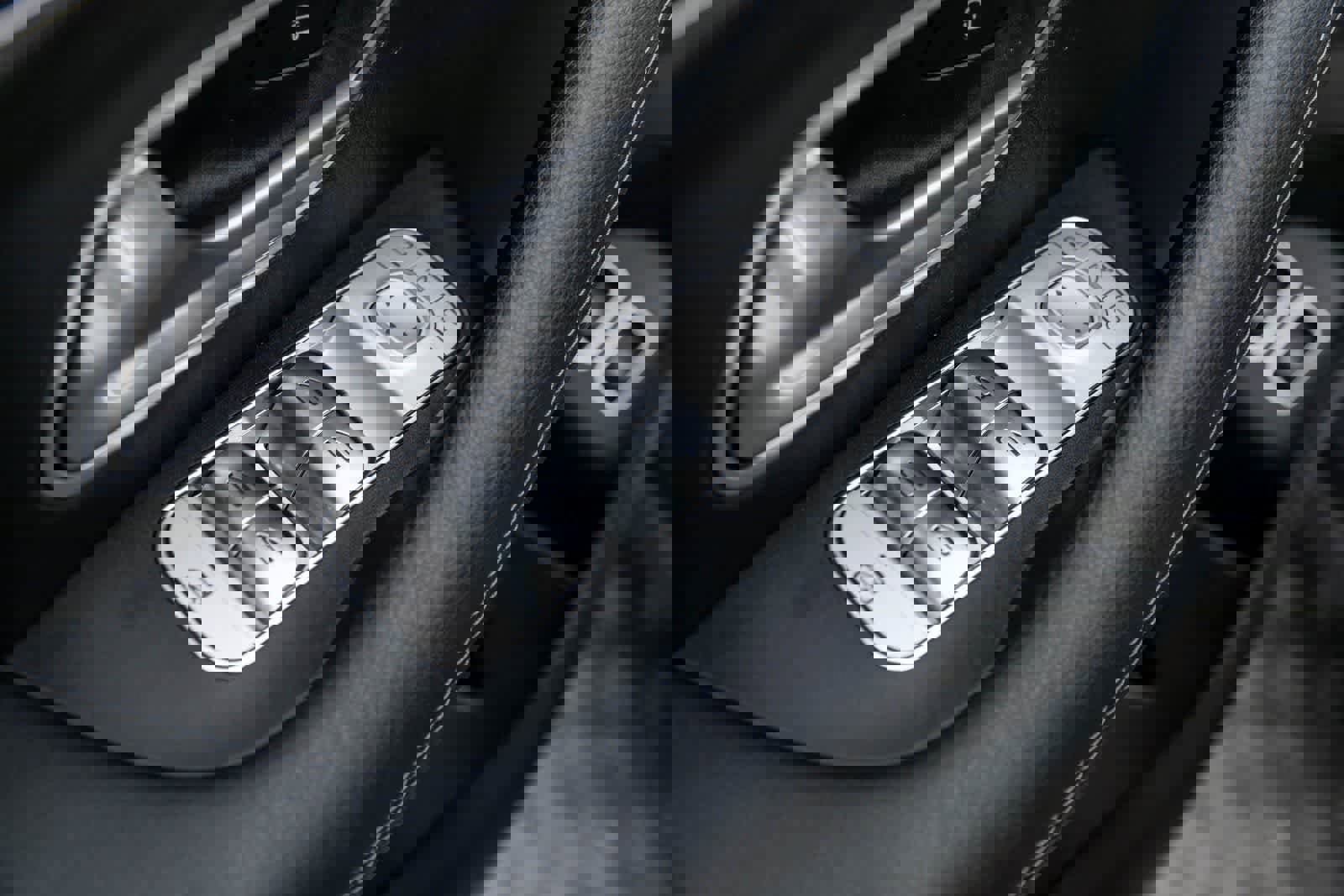 Used 2025 Mercedes-Benz GLE 450e 4MATIC w/ Driver Assistance Package image 25