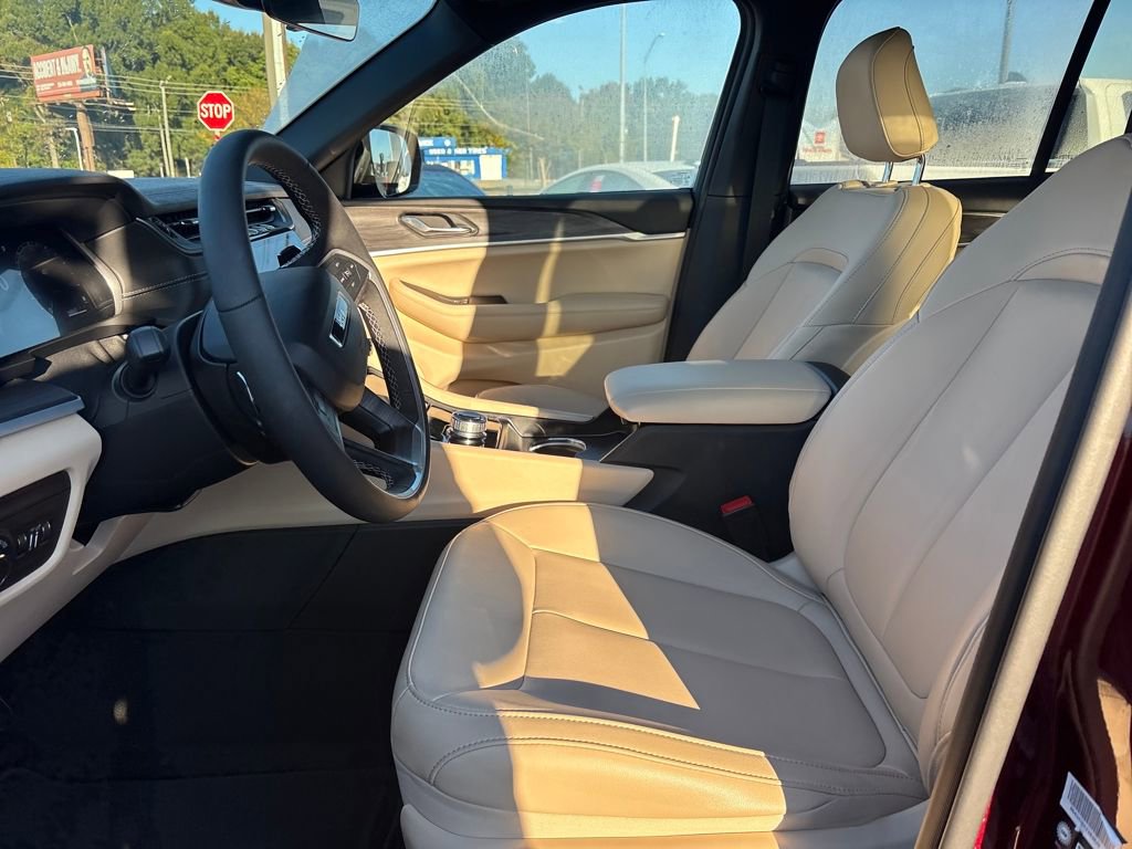 Used 2025 Jeep Grand Cherokee Limited w/ Black Appearance Package image 12