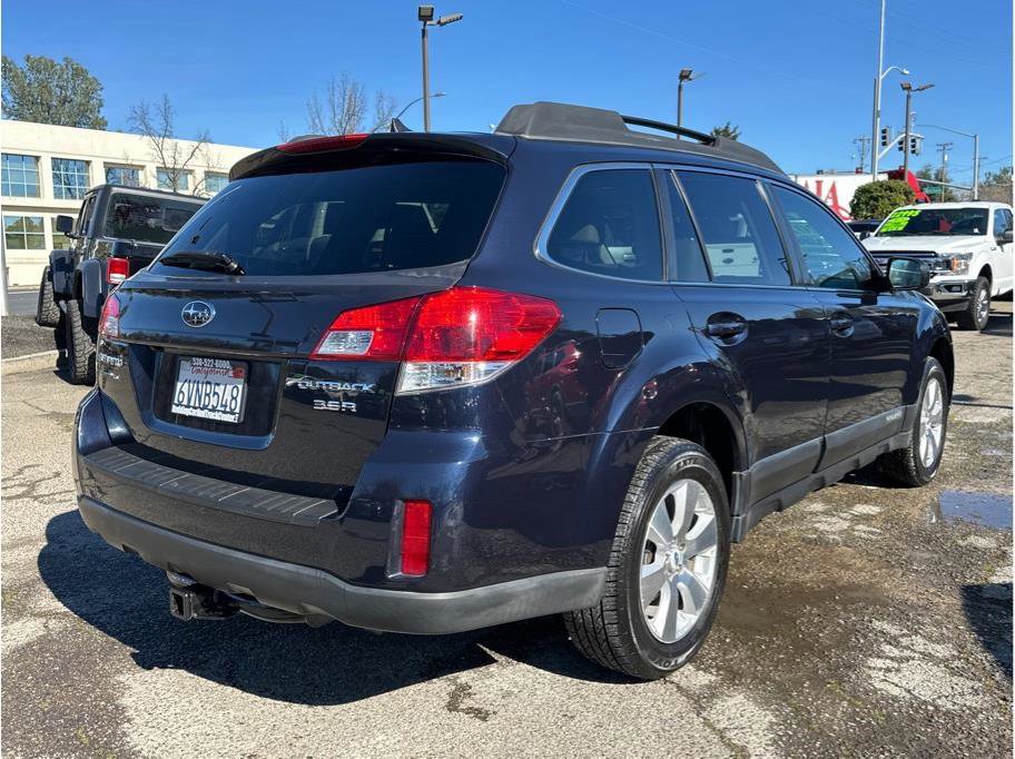 Used 2012 Subaru Outback 3.6R Limited w/ Moonroof Pkg image 8