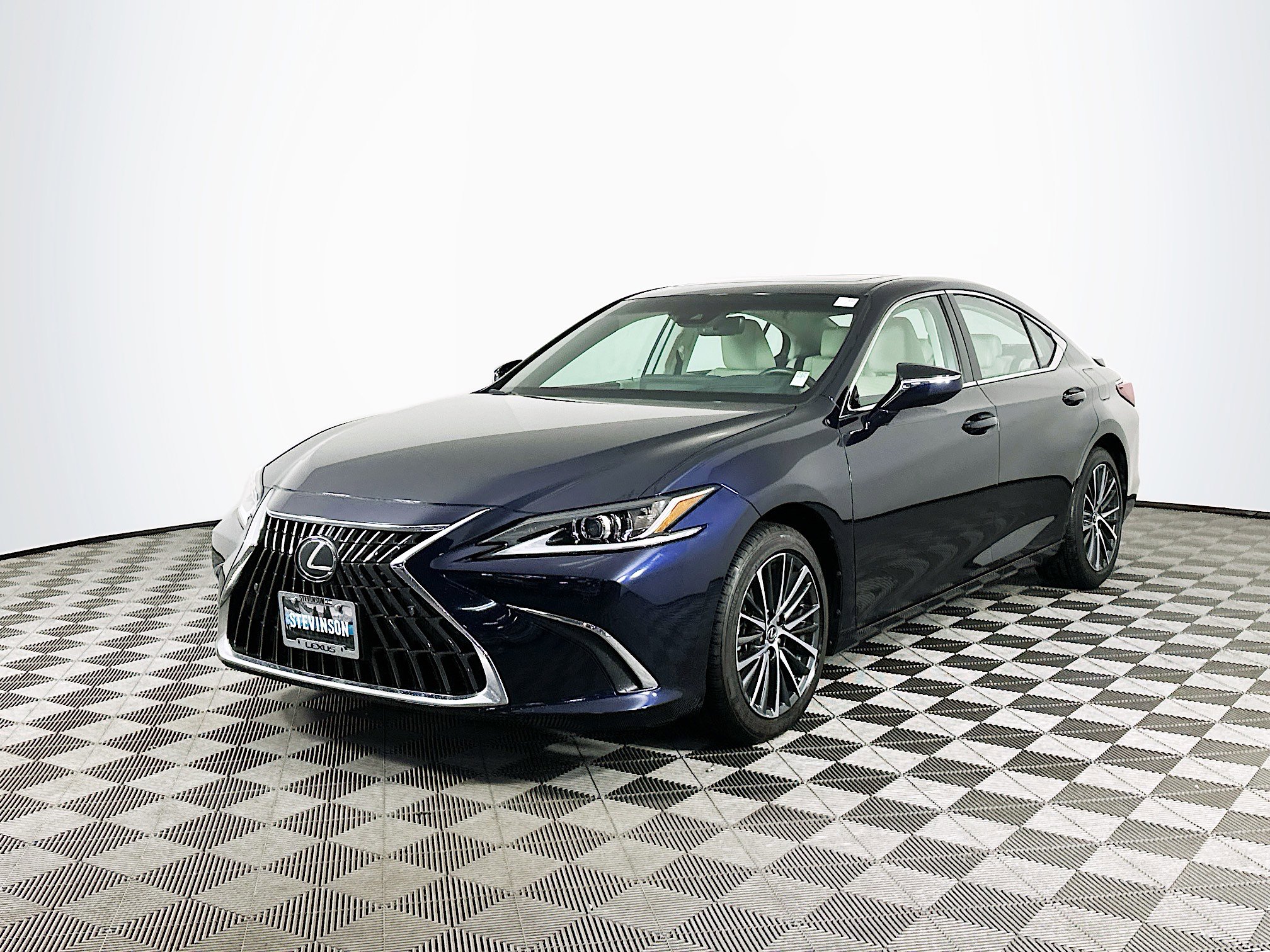 Used 2025 Lexus ES 300h w/ Premium Package image 3