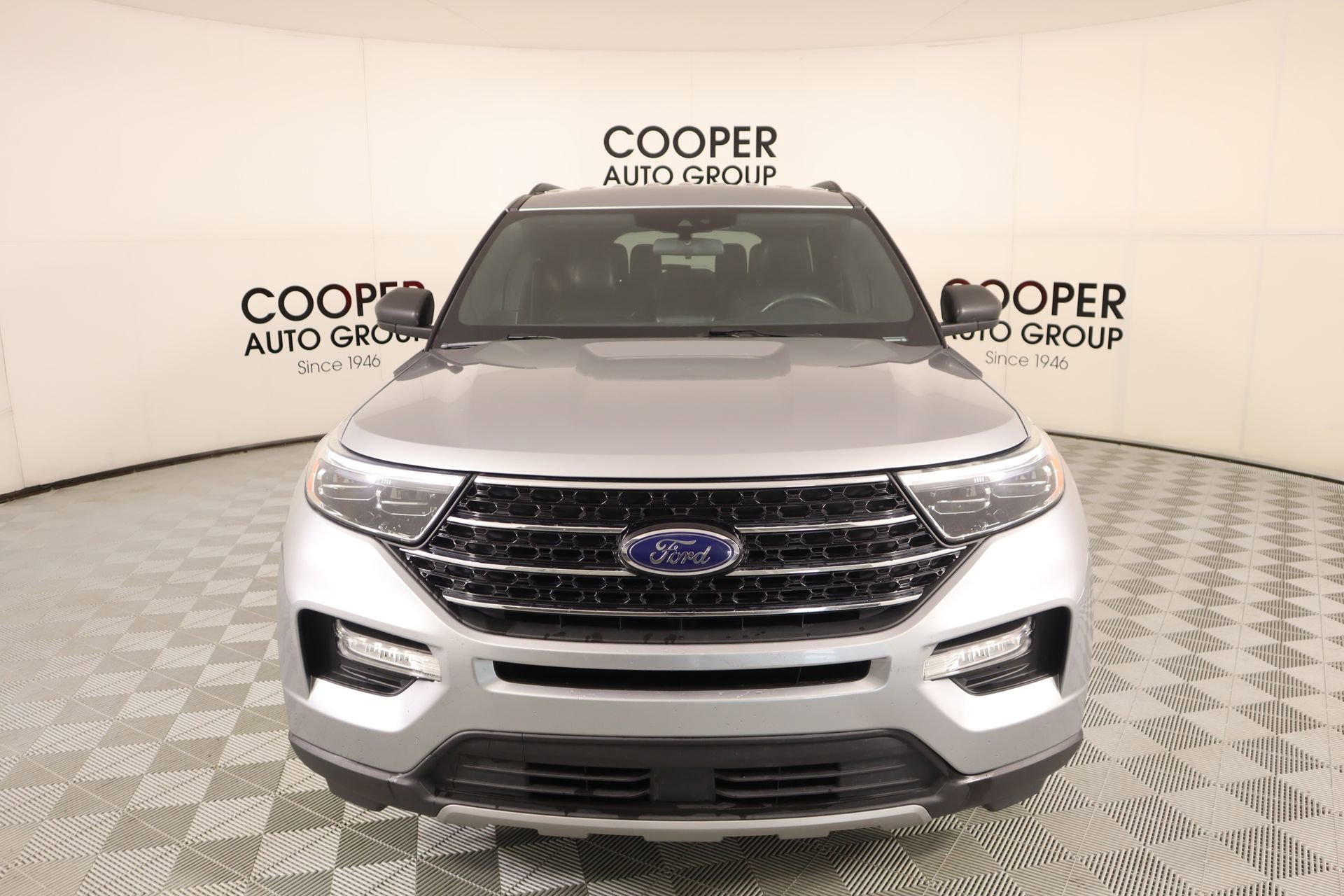 Used 2020 Ford Explorer XLT w/ Equipment Group 202A AWD/4WD image 8