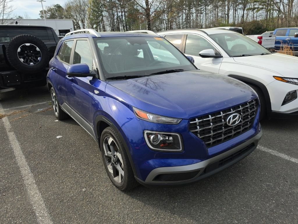 Used 2023 Hyundai Venue Limited image 2