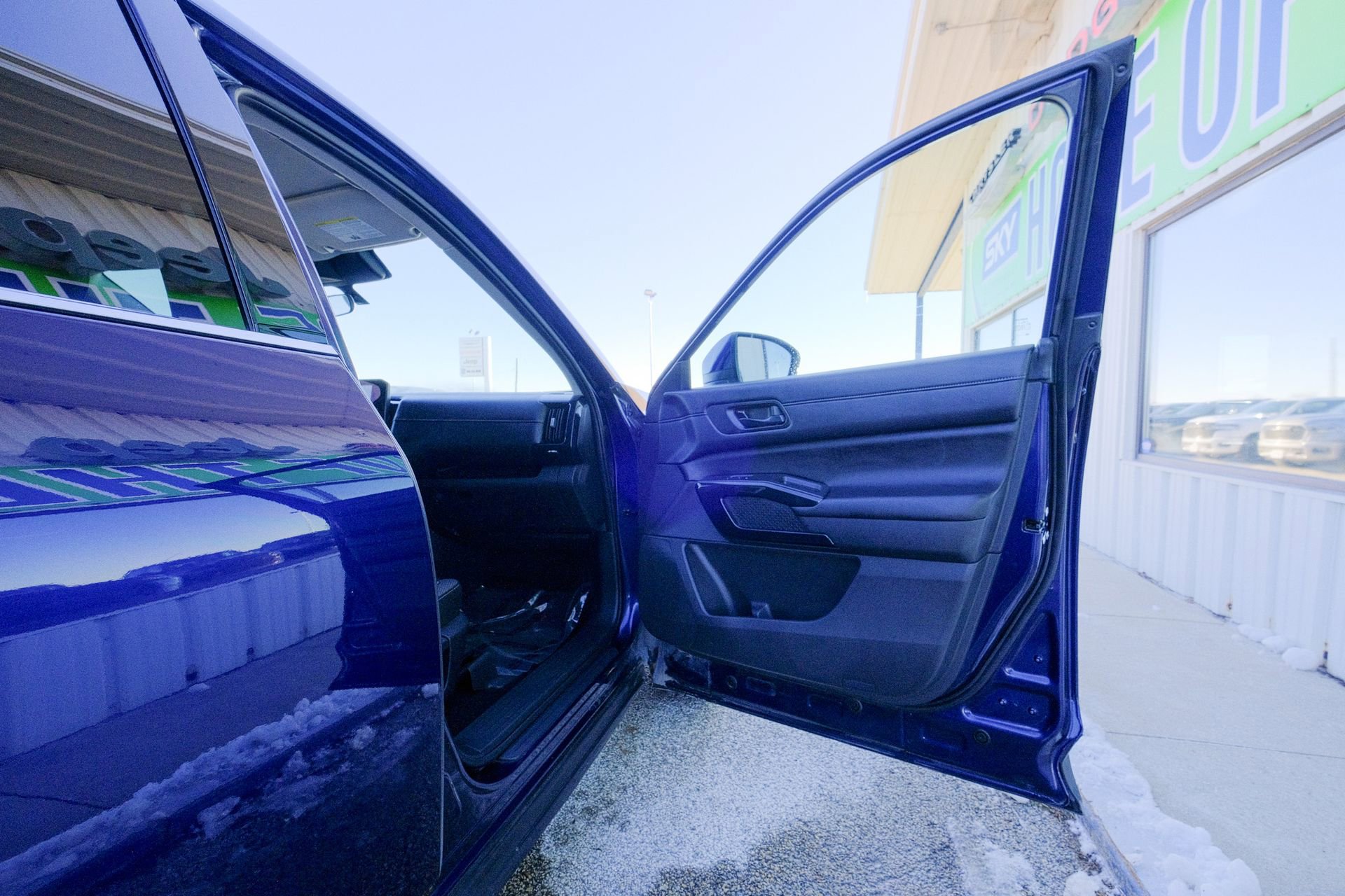 Used 2025 Nissan Pathfinder SV image 16