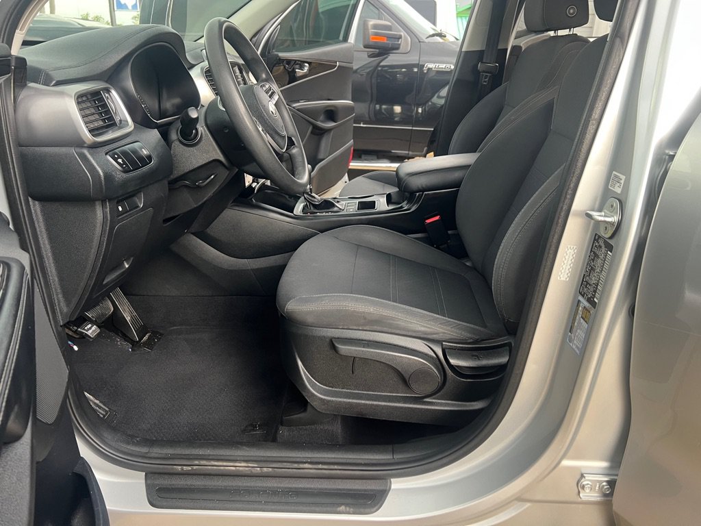 Used 2020 Kia Sorento L FWD image 12