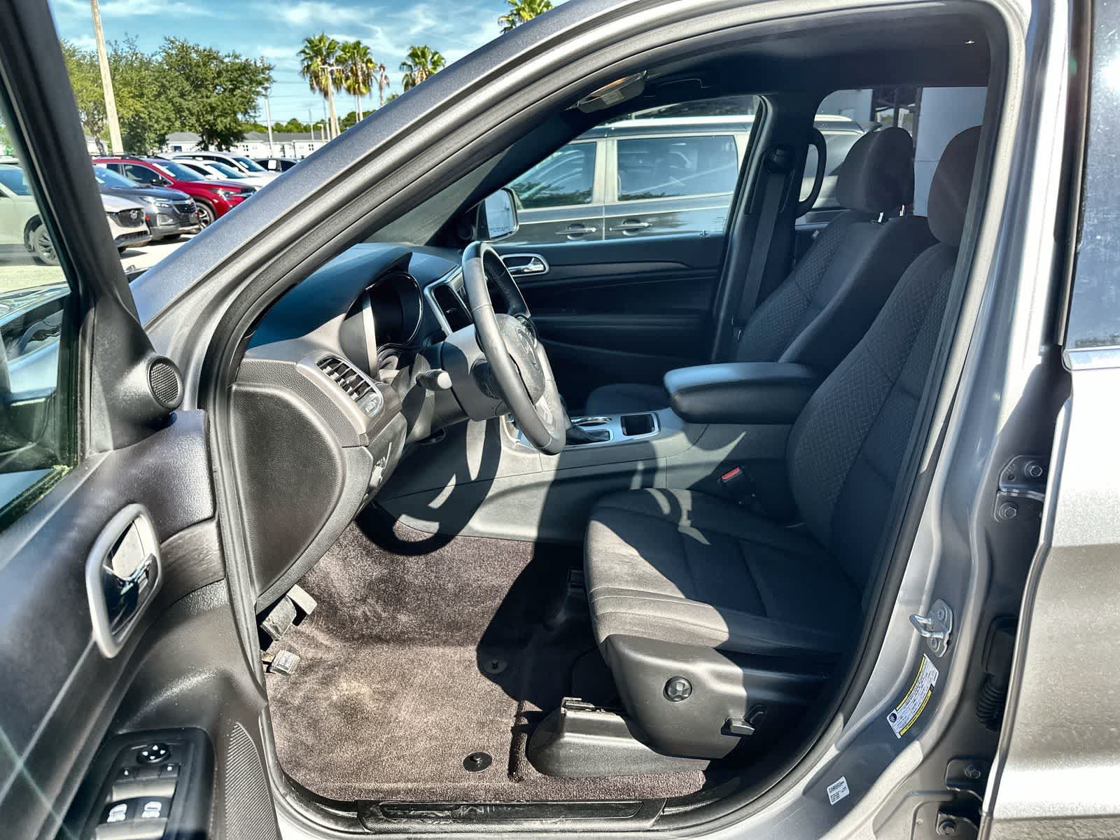 Used 2018 Jeep Grand Cherokee Laredo AWD/4WD image 2