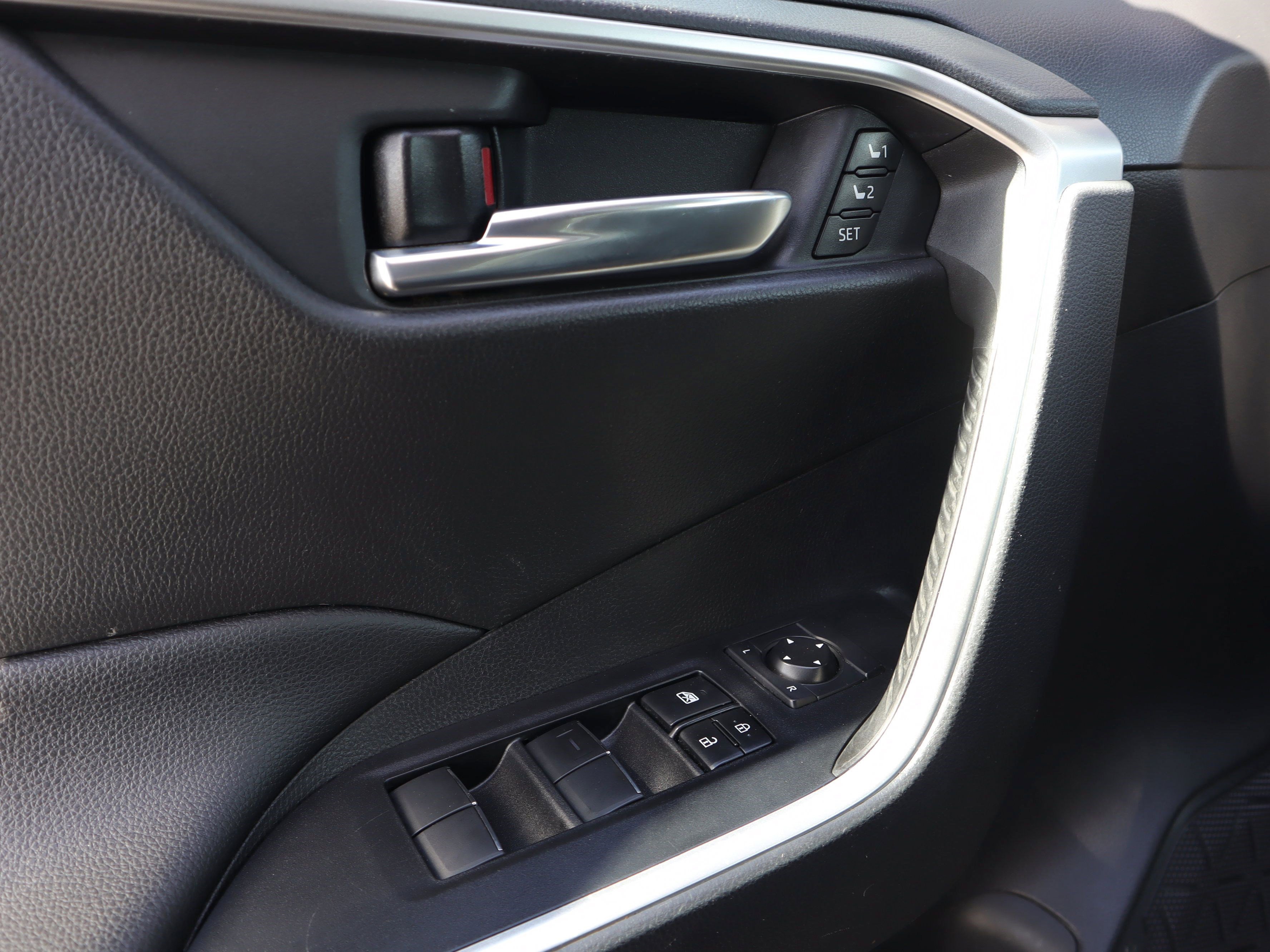 Used 2021 Toyota RAV4 XLE Premium image 22