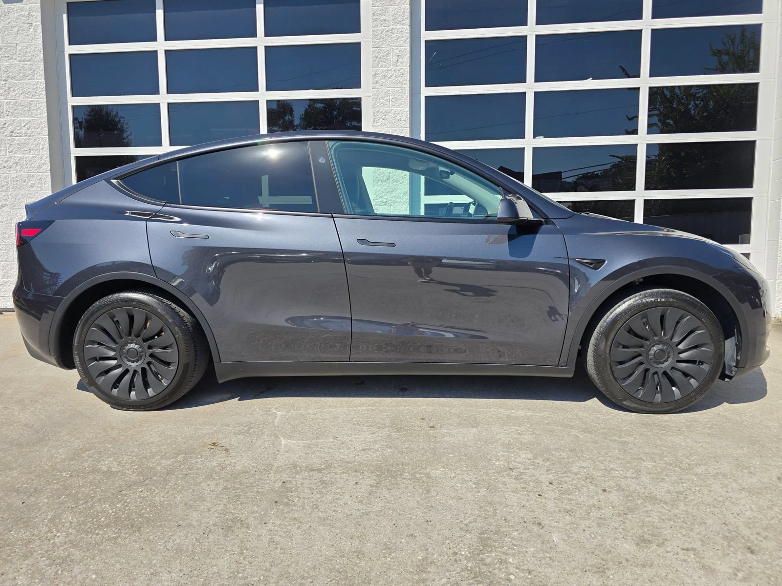 Used 2024 Tesla Model Y 2WD image 3
