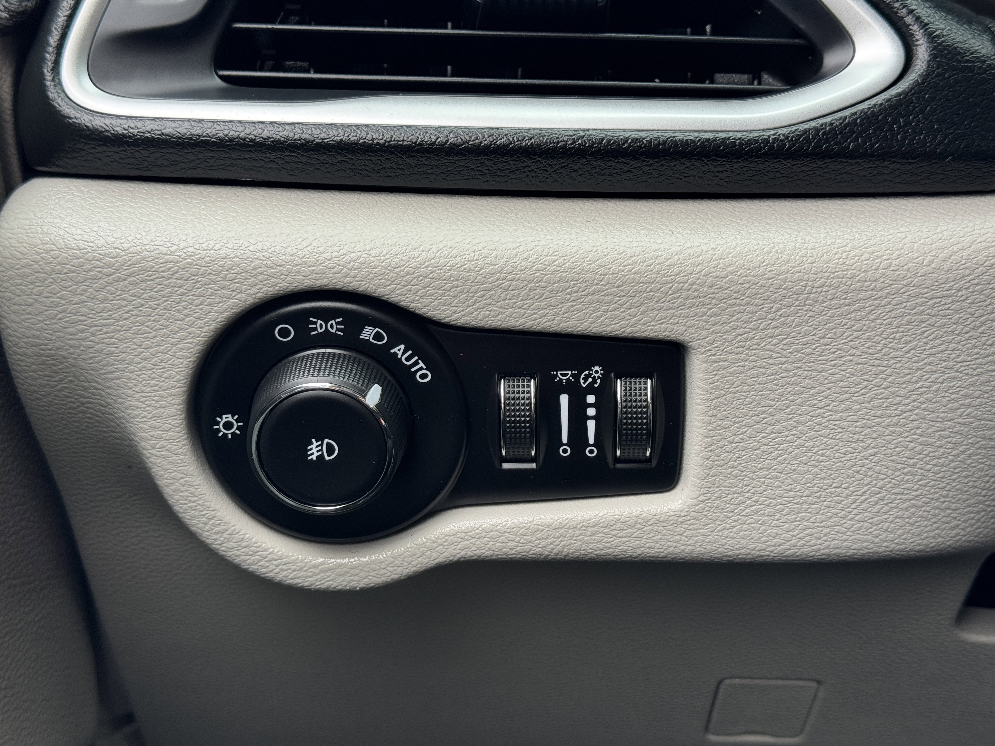 Used 2018 Chrysler Pacifica Touring Plus image 33