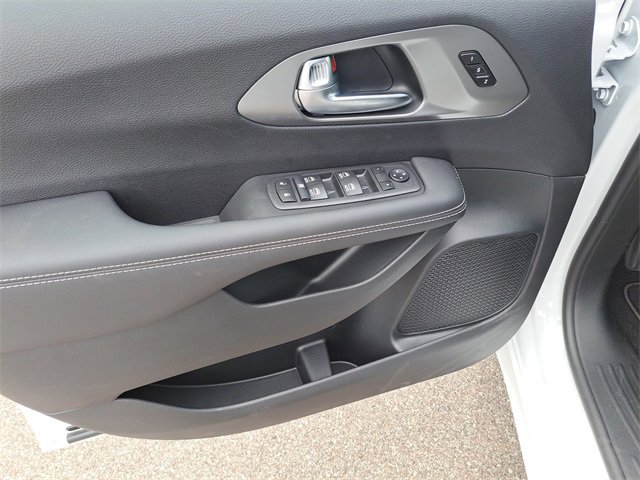 New 2026 Chrysler Pacifica Select image 16