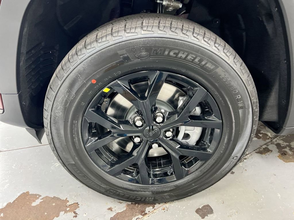 New 2025 Jeep Grand Cherokee L Laredo image 25