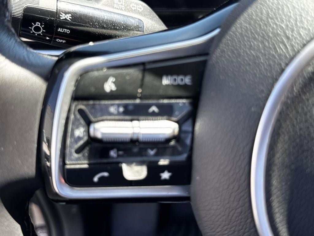 Used 2025 Kia Carnival EX FWD image 18