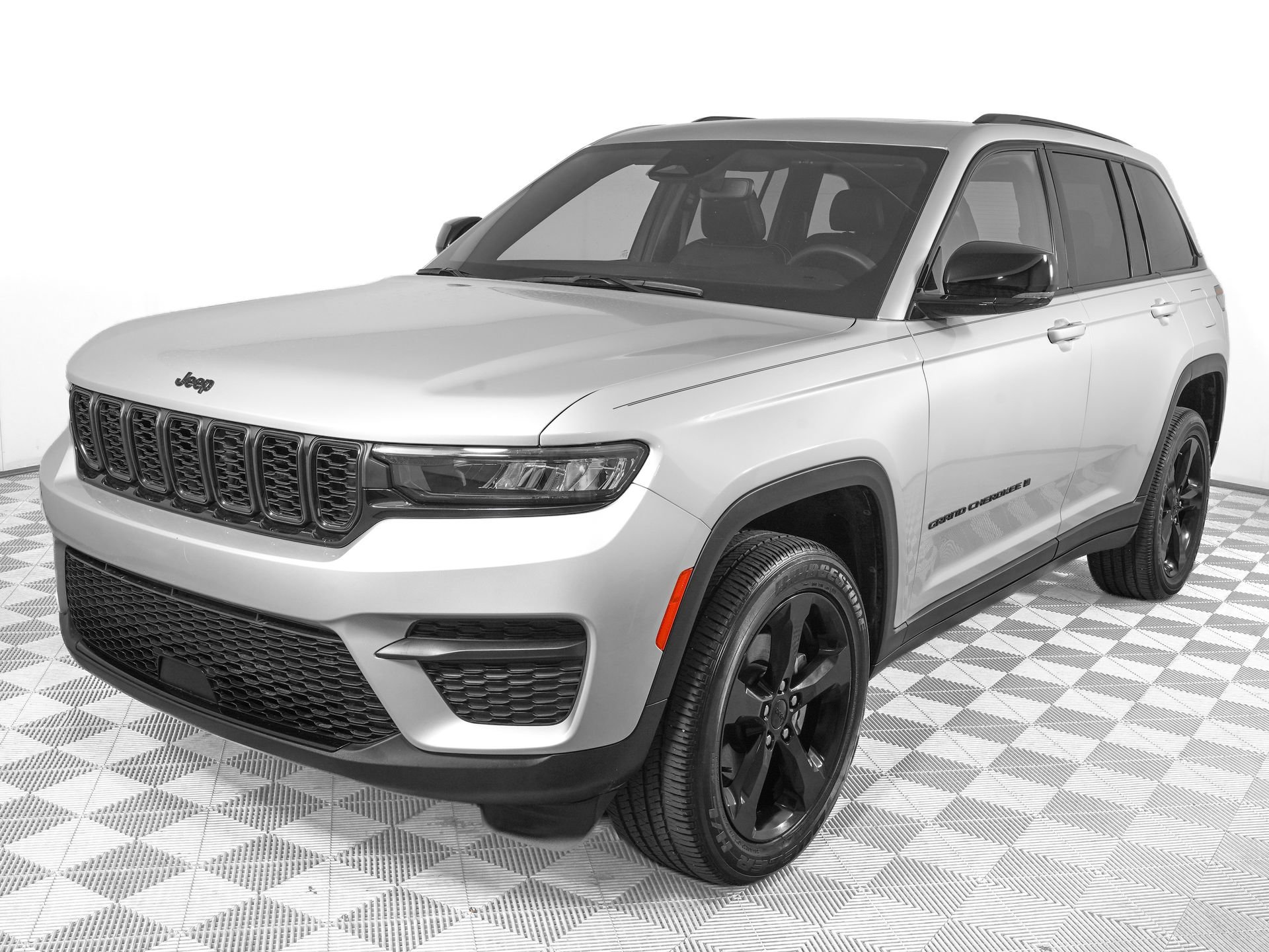 Used 2023 Jeep Grand Cherokee Altitude AWD/4WD image 8