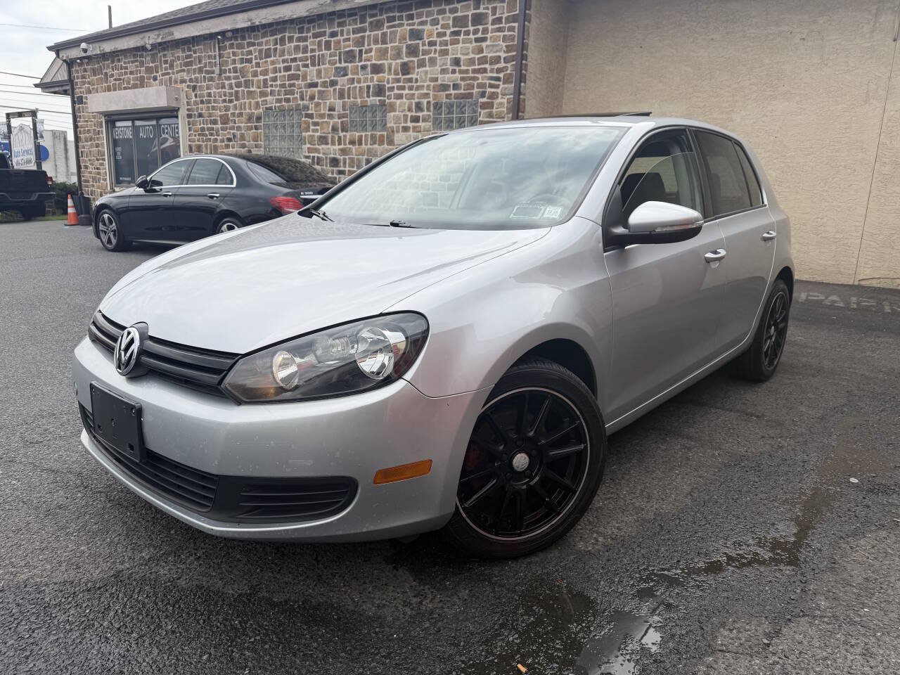 Used 2014 Volkswagen Golf 4-Door FWD image 2