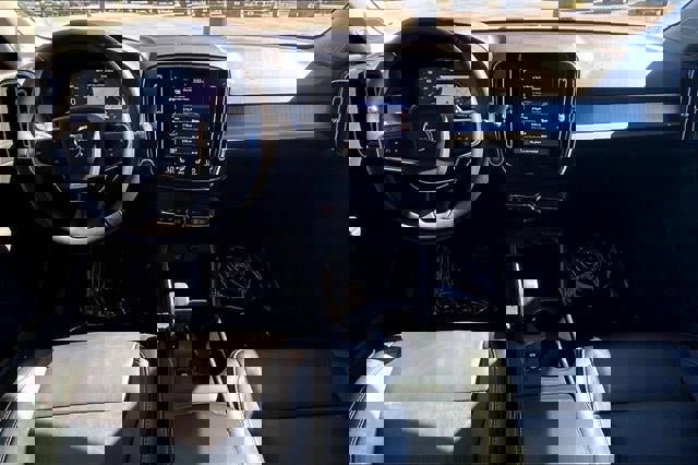 Used 2022 Volvo XC40 T5 Momentum image 15