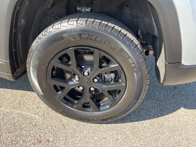 Used 2025 Jeep Grand Cherokee Altitude AWD/4WD image 38