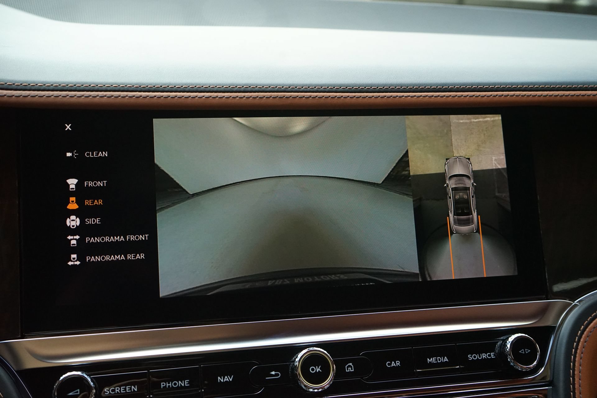 Used 2022 Bentley Flying Spur Plug-In Hybrid AWD/4WD image 16