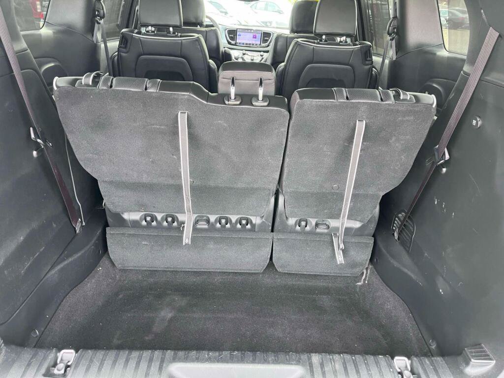 Used 2025 Chrysler Pacifica Limited FWD image 19