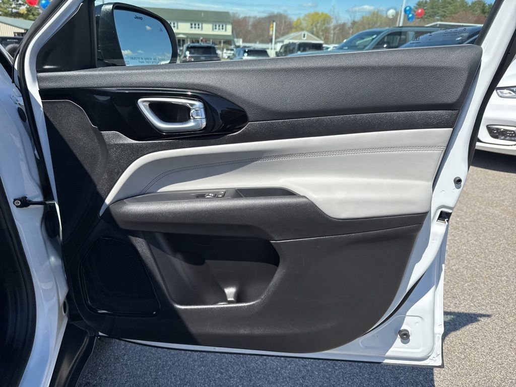 Certified 2025 Jeep Compass Limited image 28