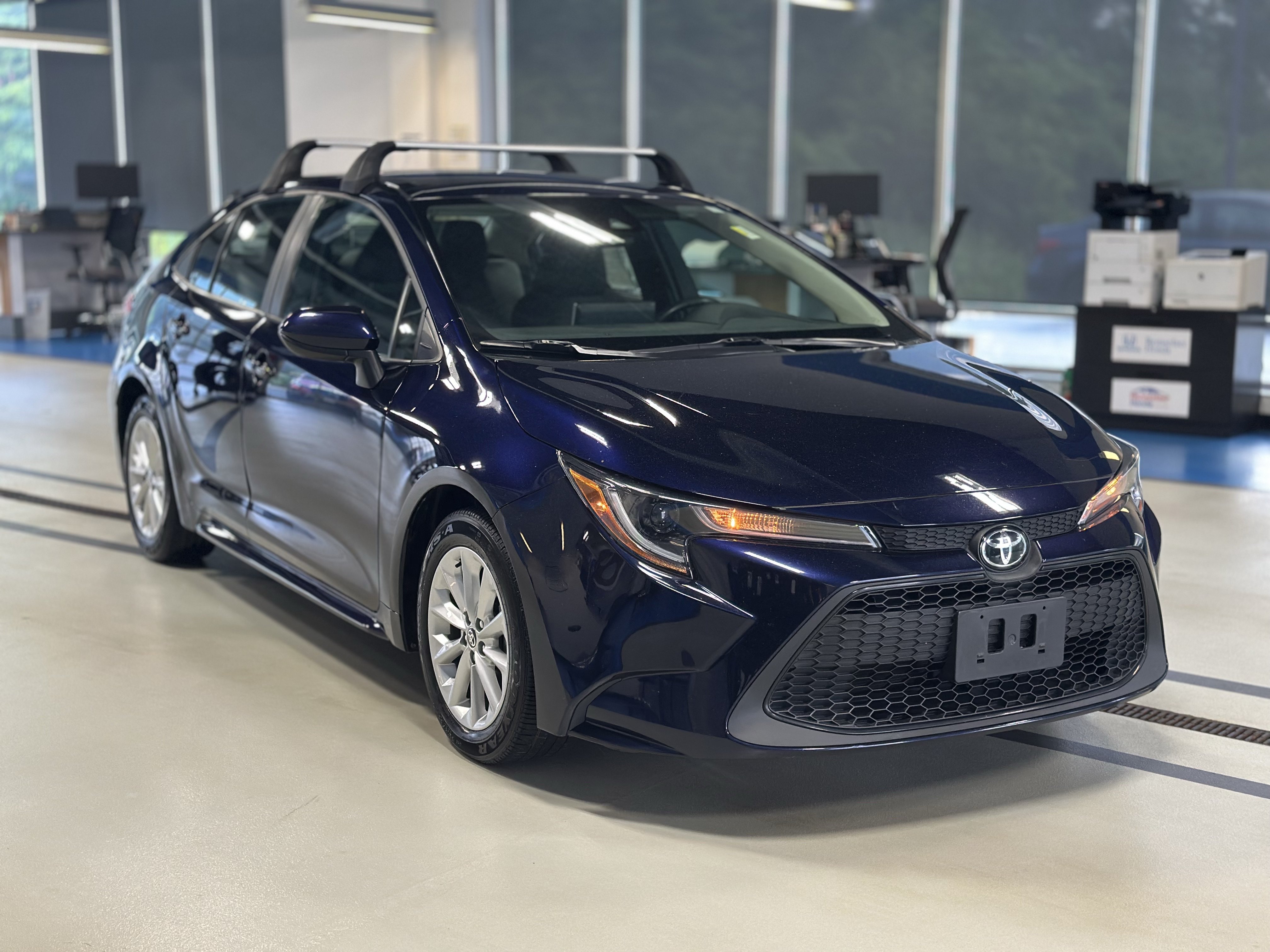 Used 2021 Toyota Corolla LE w/ LE Convenience Package FWD image 4