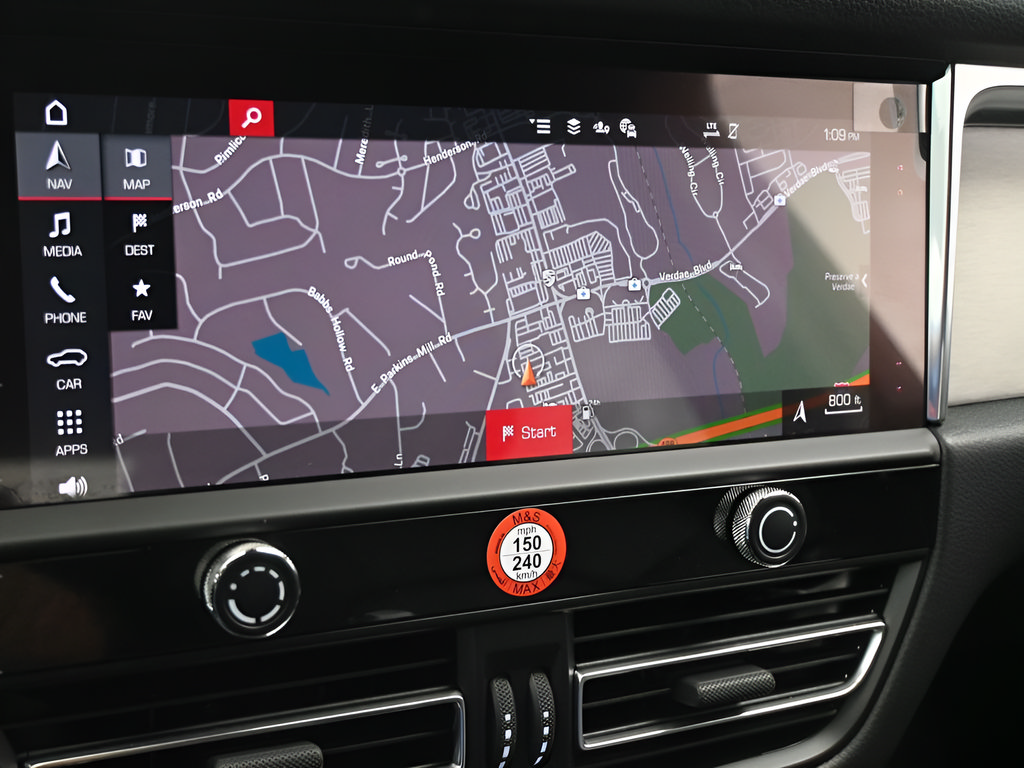 Certified 2026 Porsche Macan AWD/4WD image 17