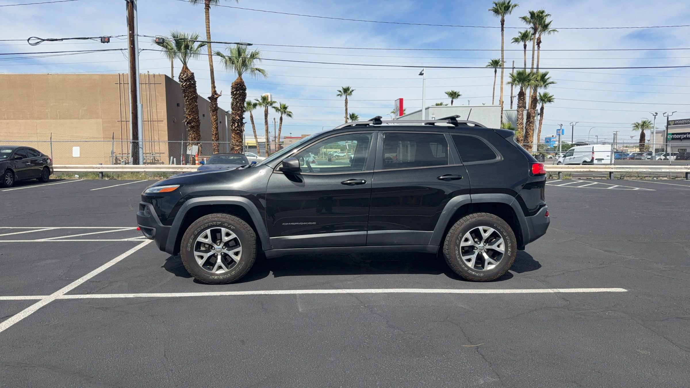 Used 2016 Jeep Cherokee Trailhawk w/ Leather Interior Group AWD/4WD image 3