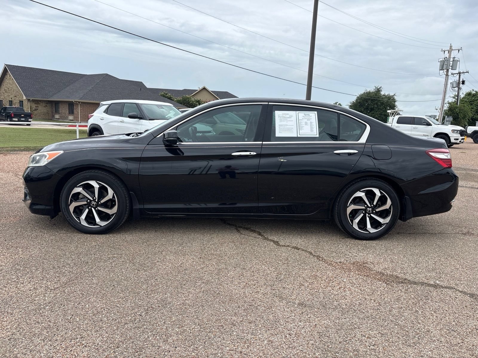 Used 2017 Honda Accord EX-L image 2