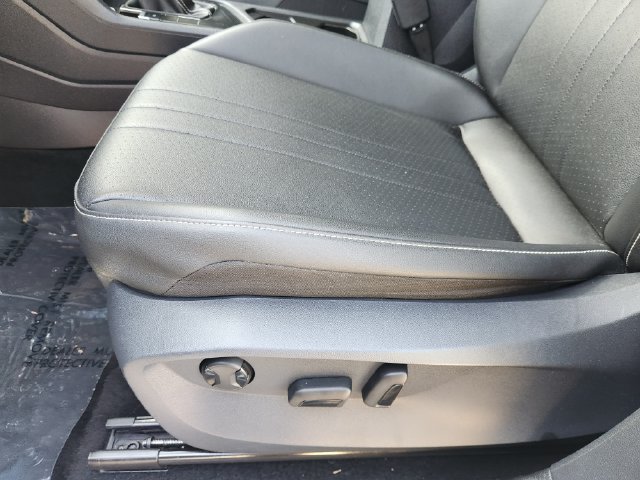 Used 2023 Volkswagen Tiguan SE R-Line FWD image 26