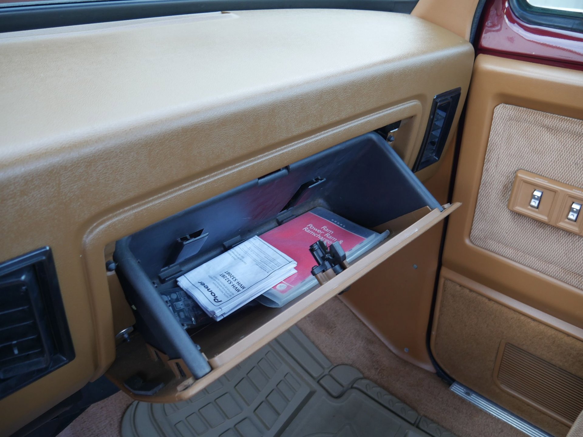 Used 1992 Dodge D/W Truck 150 RWD image 59