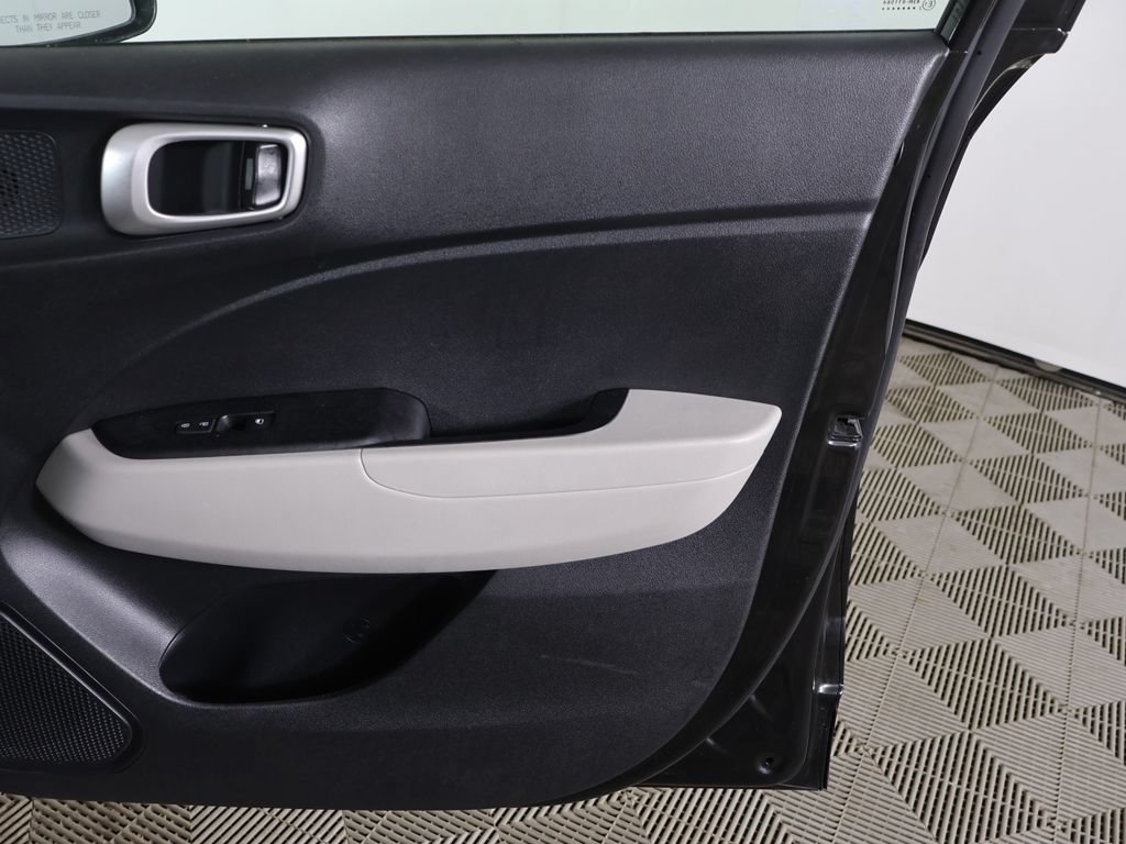 Used 2020 Hyundai Venue SEL FWD image 18