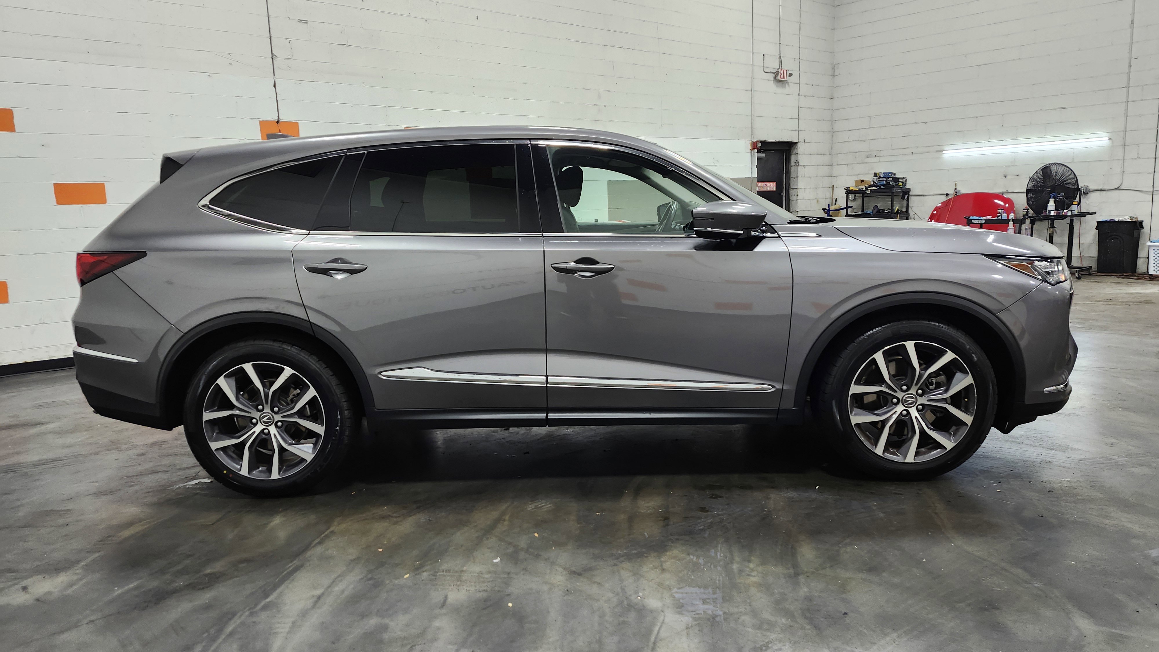 Used 2023 Acura MDX SH-AWD w/ Technology Package image 12
