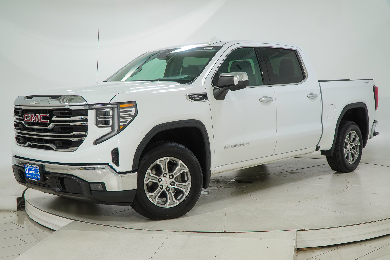 Used 2024 GMC Sierra 1500 SLT AWD/4WD image 1