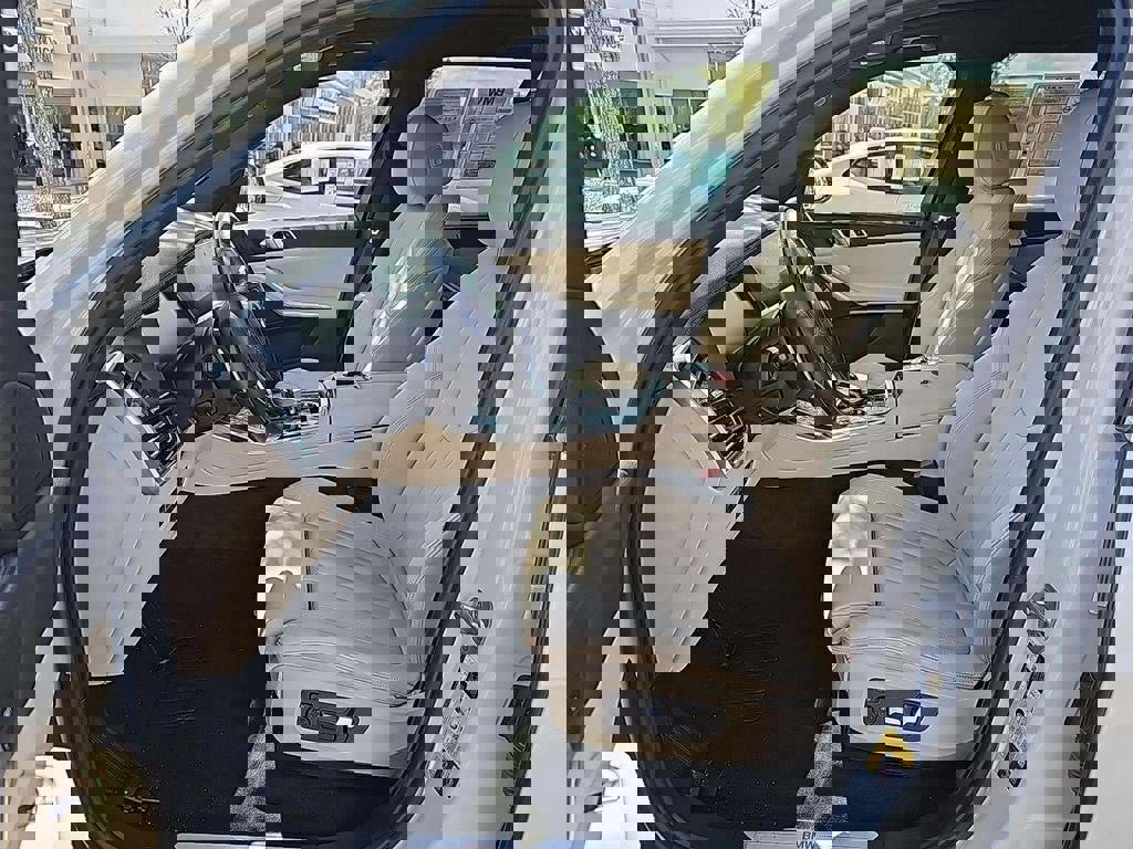 Used 2022 BMW X5 xDrive45e image 2