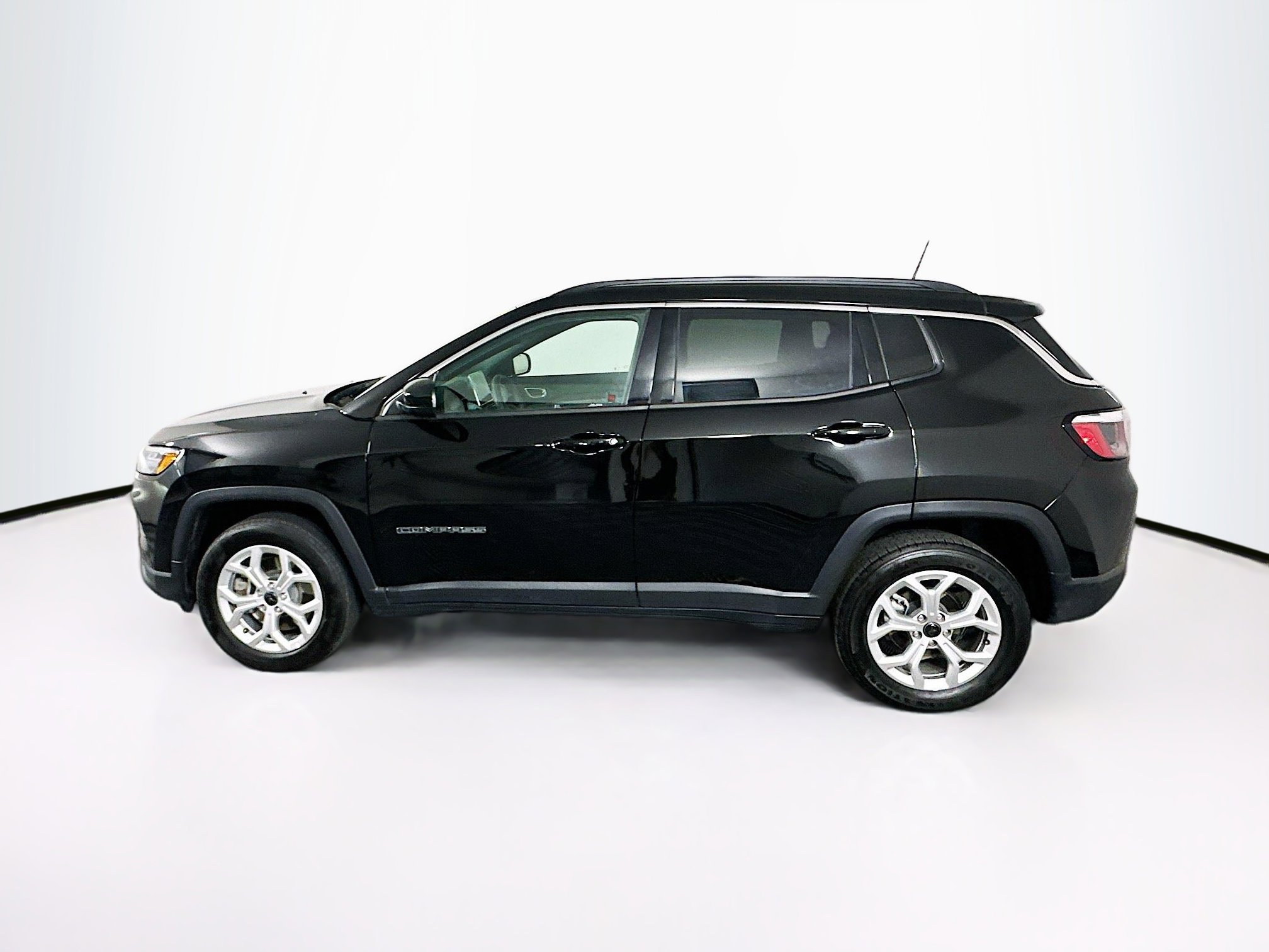 Used 2025 Jeep Compass Latitude image 4