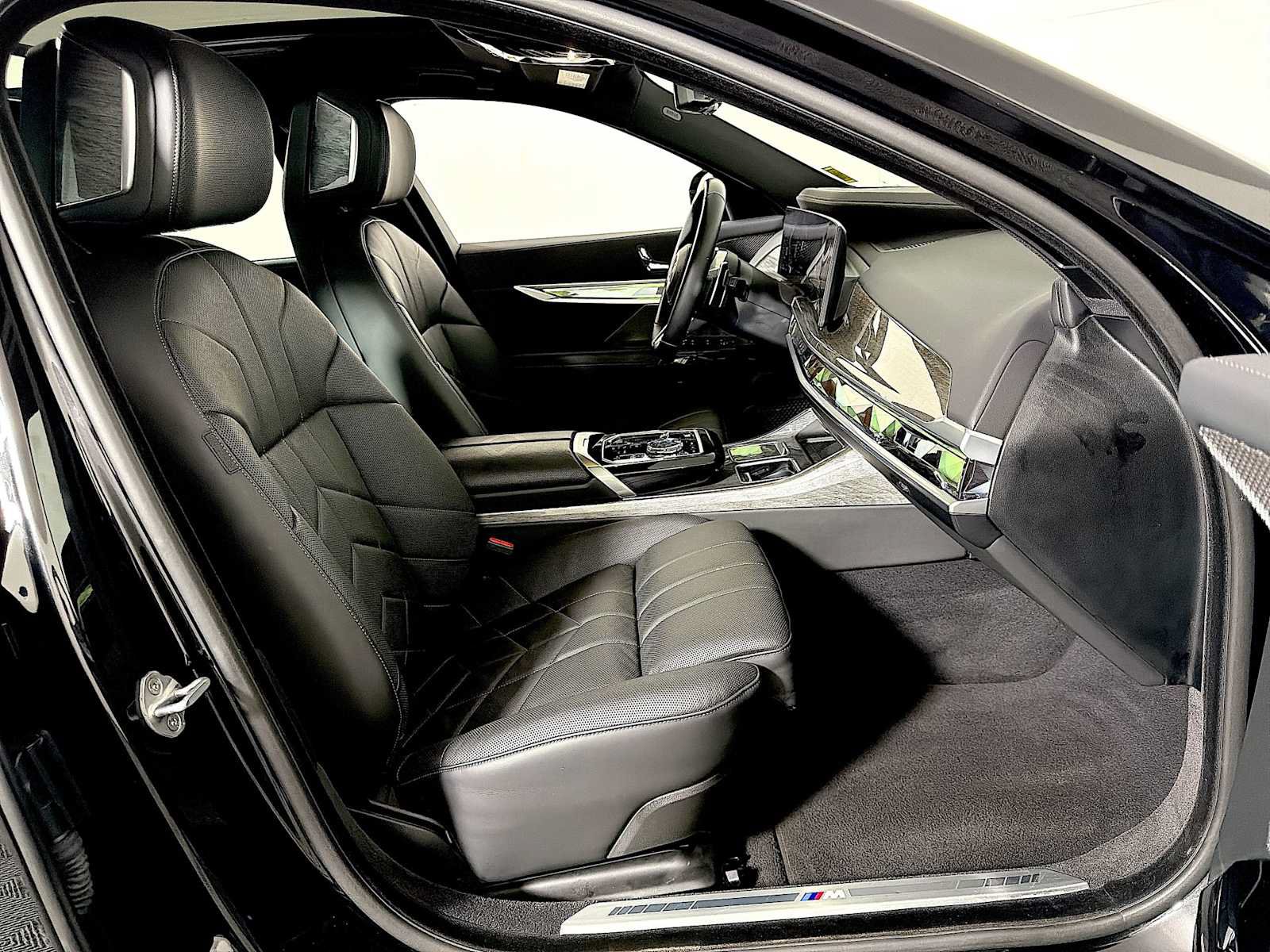 Used 2025 BMW 760i xDrive w/ Executive Package AWD/4WD image 24