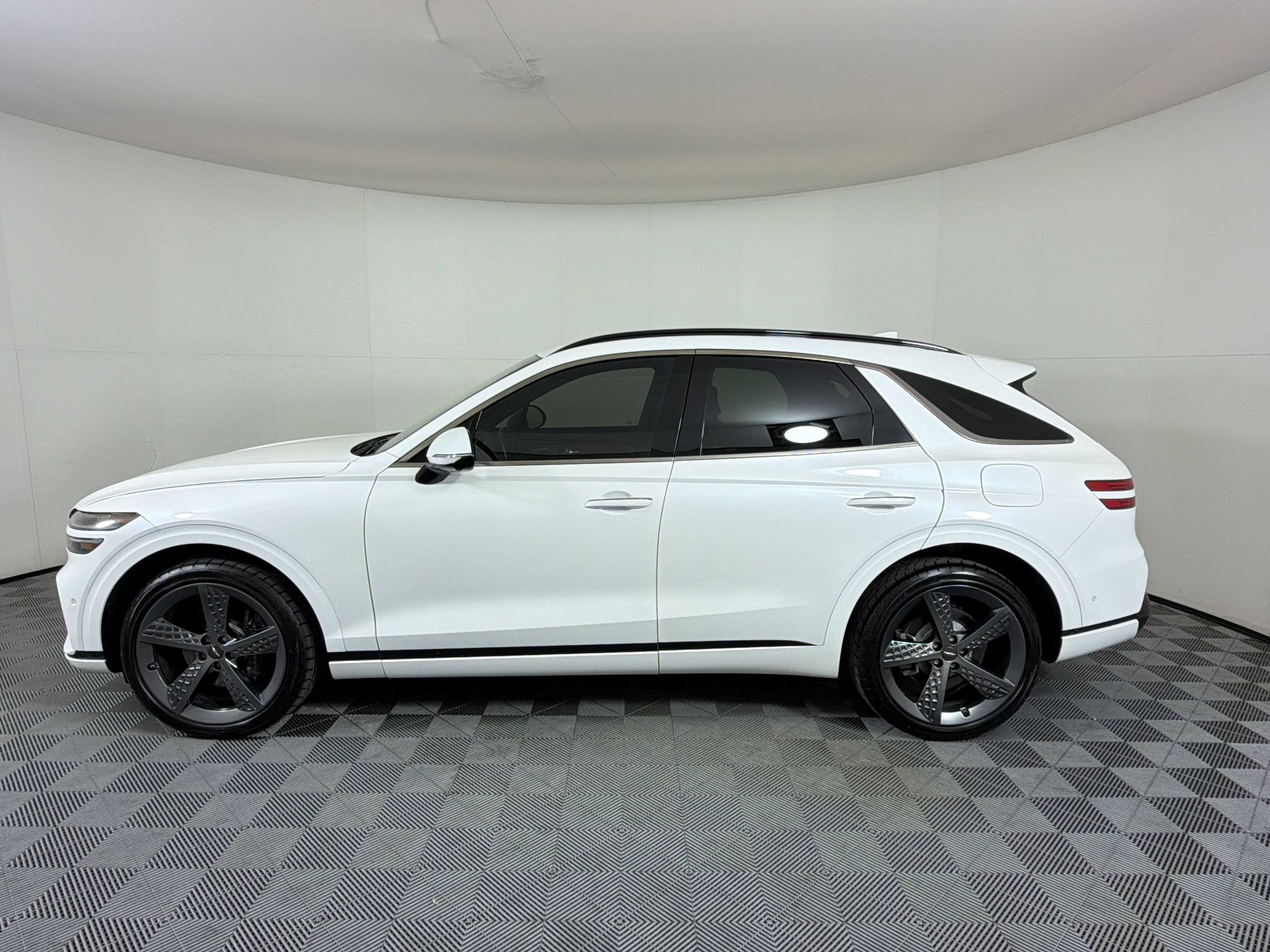 Used 2022 Genesis GV70 3.5T Sport w/ Sport Prestige Package AWD/4WD image 2