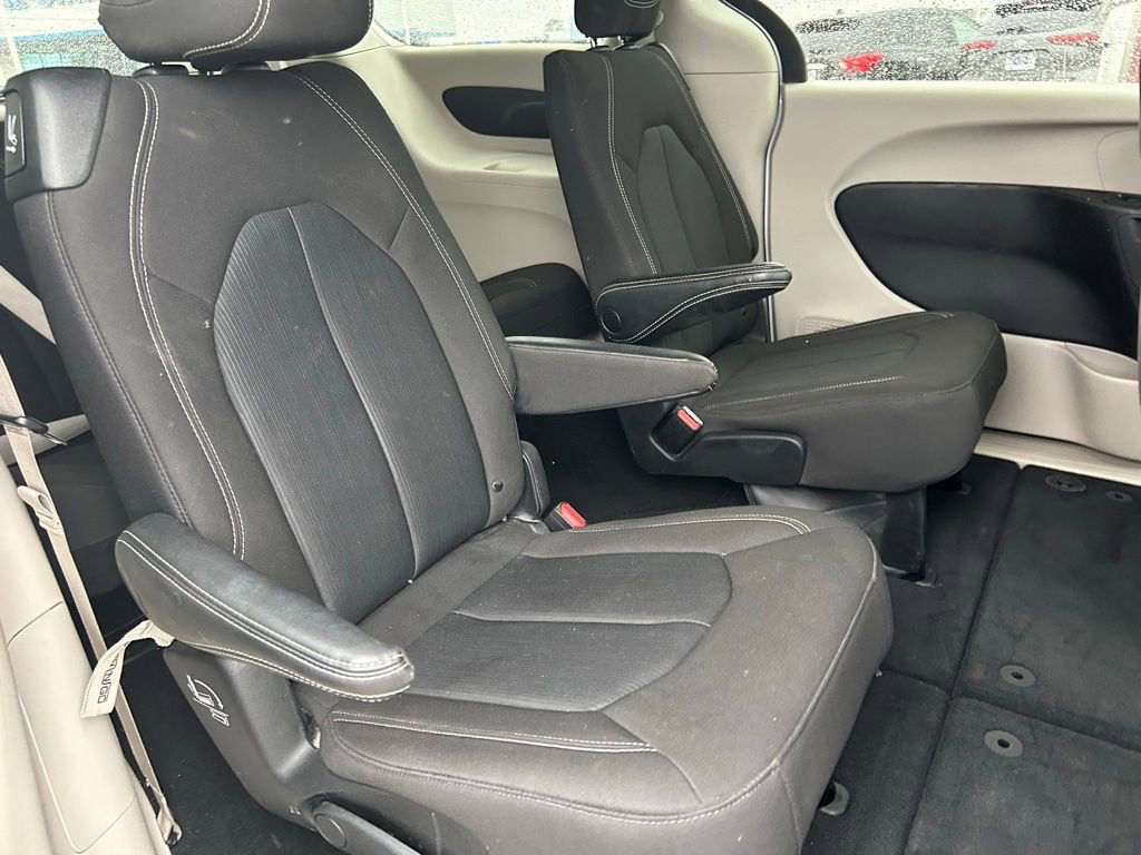 Used 2023 Chrysler Voyager LX image 4