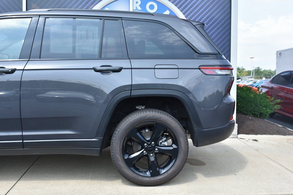 Used 2025 Jeep Grand Cherokee Limited w/ Black Appearance Package image 20