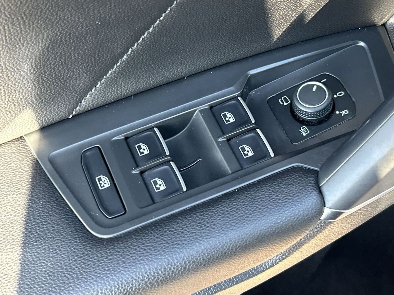 Used 2020 Volkswagen Tiguan SEL Premium R-Line w/ 3rd Row Seat Package AWD/4WD image 18