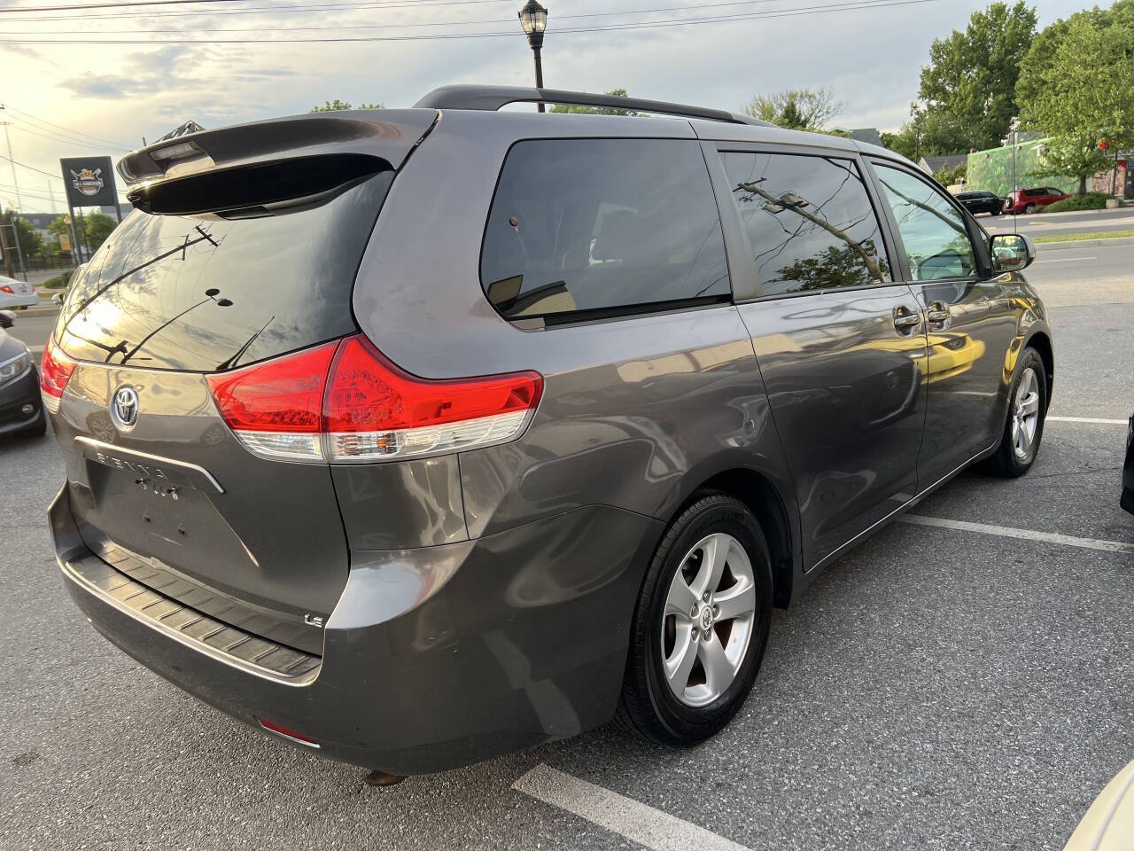 Used 2012 Toyota Sienna LE FWD image 3