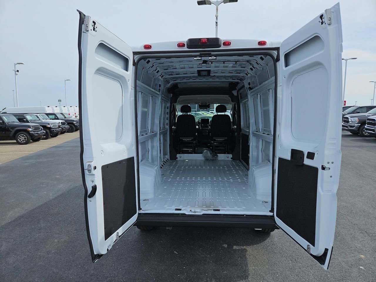 New 2025 RAM ProMaster 2500 w/ Quick Order Package 22G SLT image 11