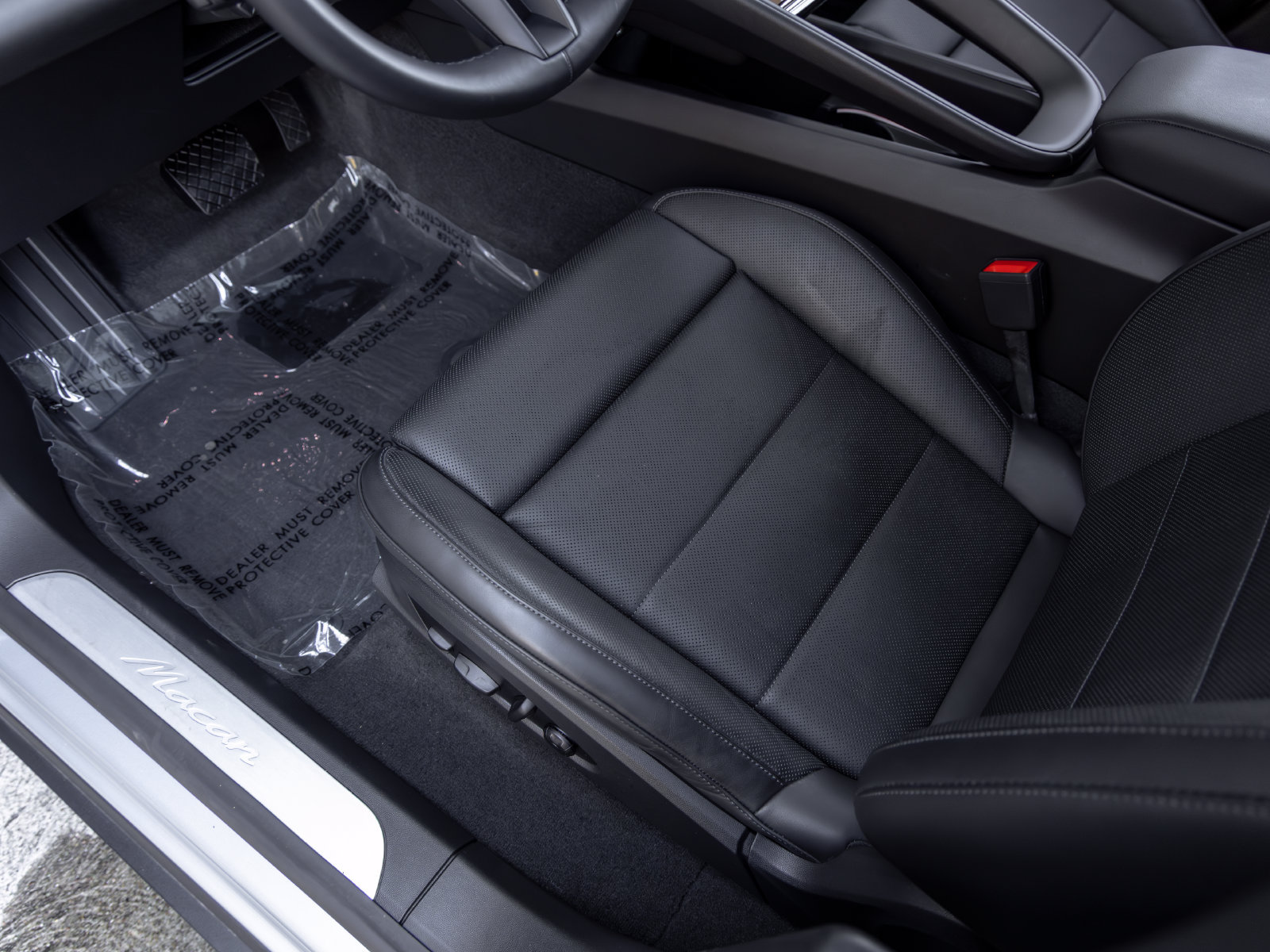 Certified 2025 Porsche Macan Electric RWD image 25
