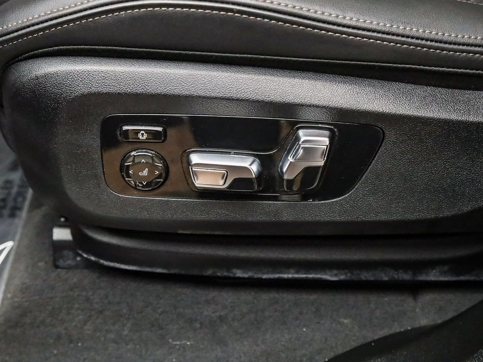 Certified 2025 BMW X5 xDrive50e w/ Executive Package image 22