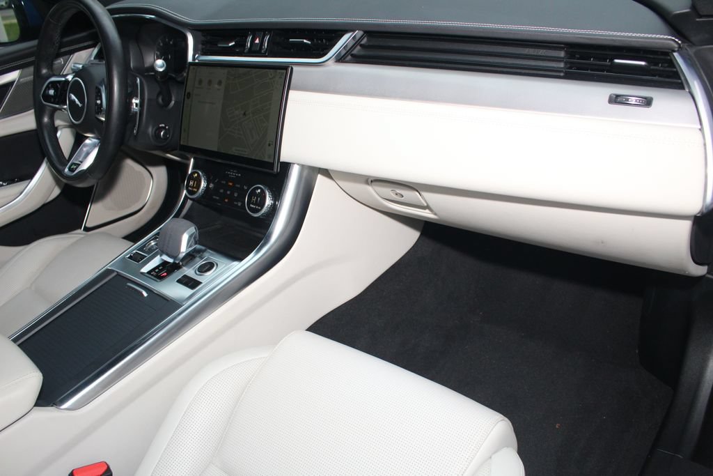 Used 2022 Jaguar XF R-Dynamic SE AWD/4WD image 44