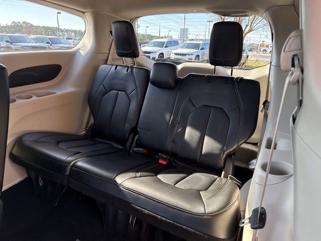Used 2024 Chrysler Pacifica Touring-L image 23