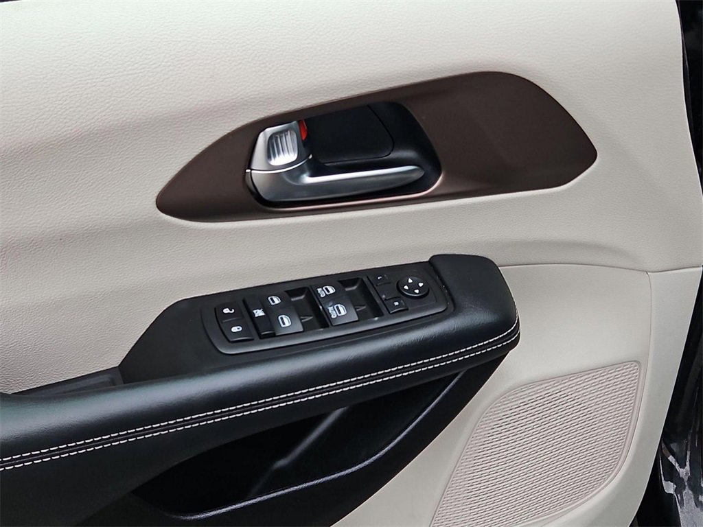 Used 2023 Chrysler Voyager LX image 11
