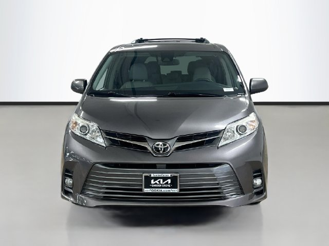 Used 2018 Toyota Sienna XLE w/ XLE Navigation Package FWD image 2