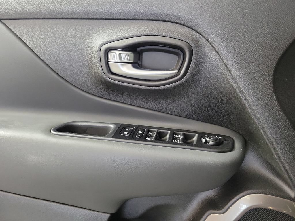 Used 2022 Jeep Renegade Latitude AWD/4WD image 16