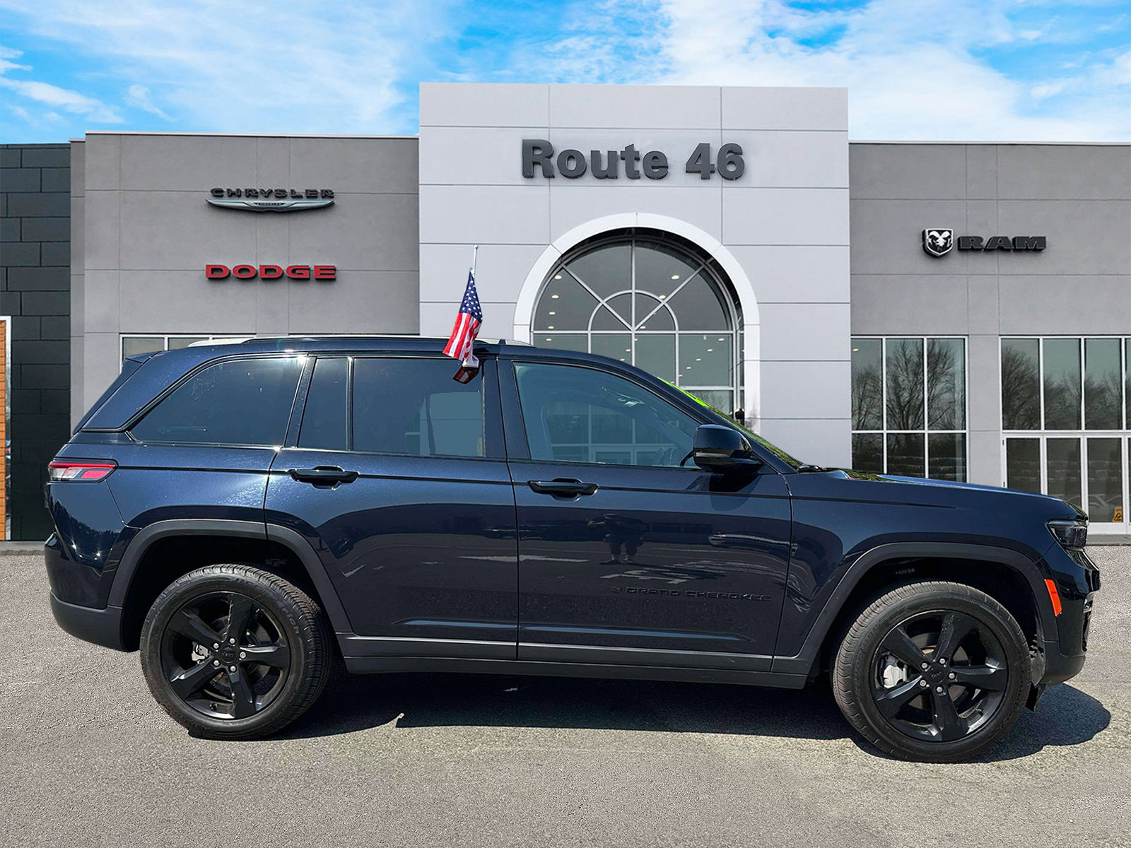 Used 2024 Jeep Grand Cherokee Limited w/ Black Appearance Package AWD/4WD image 6